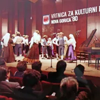  Osrednjo slovesnost so oblikovali domači pevci, plesalci in  in 
recitatorji.