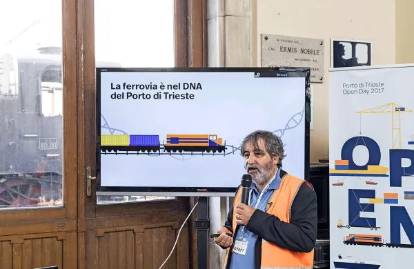 Mario Sommariva je tržaško pristanišče predstavljal na 
nedavnem dnevu odprtih vrat pristanišča Trst. 