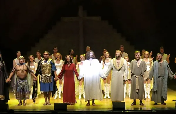 Jezus se je v Portorožu pustil križati, ne pa tudi odplakniti (video)