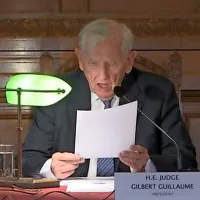 Sodbo razglaša  predsednik arbitražnega sodišča, 86-letni 
Gilbert Guillaume. 