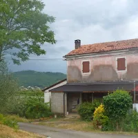 

Prebivalce zaselkov na nedorečenem območju med Slovenijo in Hrvaško bolj kot mejno vprašanje 
moti, da so zaradi slabih cestnih povezav odrezani od sveta. Na fotografiji hiša v  Škodelinu.


