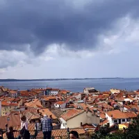 Po popoldanski razglasitvi sodbe bo znano, do kod sega 
slovensko morje.