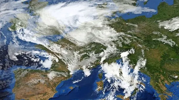 Našim krajem se je včeraj približevala solidna vremenska 
fronta.

