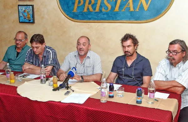 Današnji polurni protest v Kopru bo na pobudo  sindikata 
žerjavistov tudi del širšega protesta, ki  ga organizira mednarodni sindikat pristaniških delavcev in bo potekal simultano po več evropskih pristaniščih.