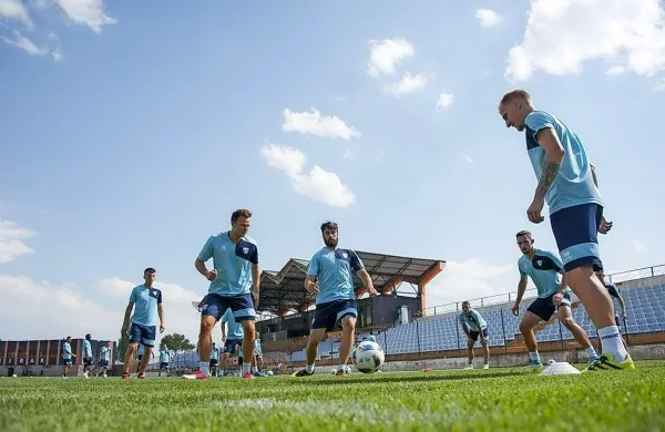 Nogometaši Gorice so včeraj trenirali na že precej dotrajanem stadionu današnjega tekmeca.