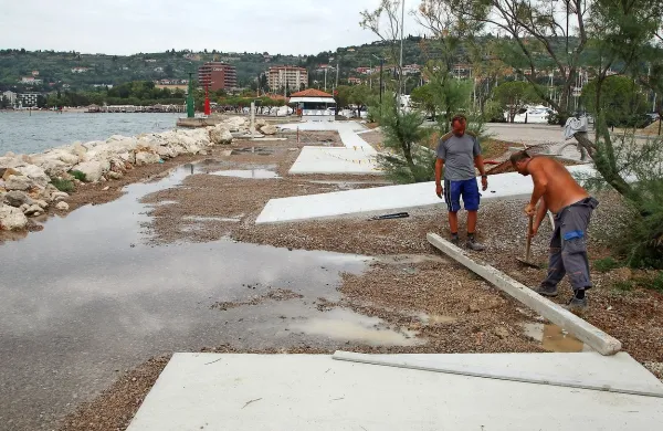 Dela za novo  plažo na otoku znotraj portoroške marine so v 
polnem teku. 

