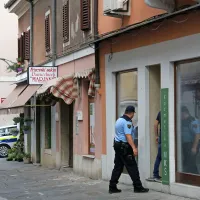 Ob pol enajstih sta policista še drugič pregledala notranjost 
salona, pet minut kasneje pa so policisti umaknili trakove in 
se umaknili.