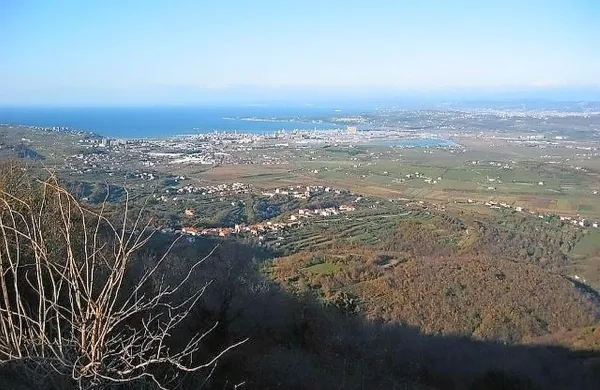 Le nekaj kilometrov iz Kopra, denimo, se  ponuja razgibana 
pot iz Kampela na Pomjan s prelepimi razgledi na Koprski 
zaliv, Vanganelsko dolino in bližnje hribovje, ob lepem 
vremenu pa tudi na verigo Alp in Dolomitov.