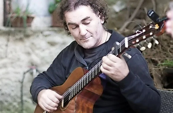 Drevi bosta na koncertu avtorskih solo kitar v Laborju 
nastopila  Elvis Šahbaz (levo) in Luka Batista. 