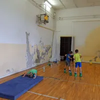 Dotrajan objekt s telovadnico bodo na novo zgradili in 
opremili tudi s pomočjo športne opreme projekta Hudo dobra 
telovadnica. 