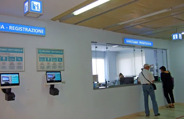 Osebne informacije in naročanje za vse, ki pridejo osebno, 
bodo dopoldne ob delavnikih   še naprej  na voljo v avli 
bolnišnice, kjer sta tudi vrstomata. 