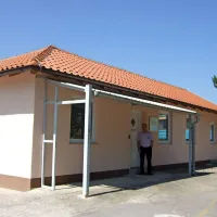 Kontaktni center je našel prostore v majhni stavbi ob SBI, ki 
jo pogovorno imenujejo Kocjančičeva vila. 