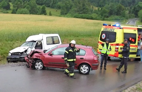 Zaradi neprilagojene hitrosti je 24-letni voznik včeraj zjutraj    
med Orehkom in Prestrankom  trčil v avto, ki ga je vozil 
64-letnik. 