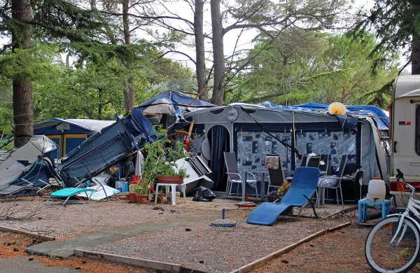 V avtokampu Adria Ankaran je veter premetaval šotore in 
ruval drevesa. Tri drevesa so padla tudi na avtomobile. 
Približno 15 ljudi je zavetje poiskalo v hotelu Convent.