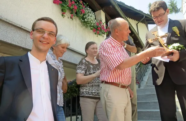 Gabriel Kavčič (levo) po novi maši kolega Blaža Lapanje.