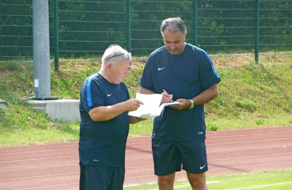 Nepogrešljivi fizioterapevt Bogdan Ribaljčenko in trener 
Vlado Badžim med  sestavljanjem seznama igralcev na preizkušnji.