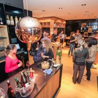 Solum je mestna vinoteka, vinski bar in prireditveni prostor obenem.
