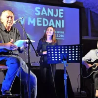 Istrski pesnik Milan Rakovac (levo) in istrska glasbenica 
Tamara Obrovac sta poskrbela za etno jazz pridih petkovega 
večera. 