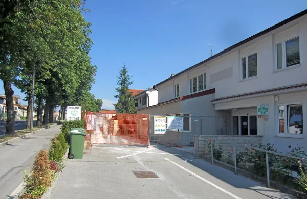 Obnova lekarne v Hrpeljah bo končana do avgusta. Do tedaj 
je lekarna v prvem nadstropju zdravstvenega doma. 
