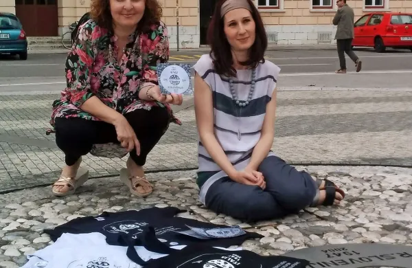 Pavla Jarc in Kristina Markova pravita, da je Trg Evrope pravi 
magnet za turiste, zato spominke krasi tudi tamkajšnji 
mozaik.