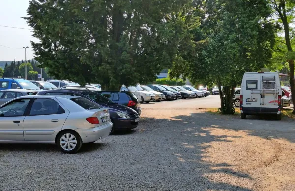 Parkirišče ob ladjedelnici je plačljivo tudi na makadamskem  
delu.  