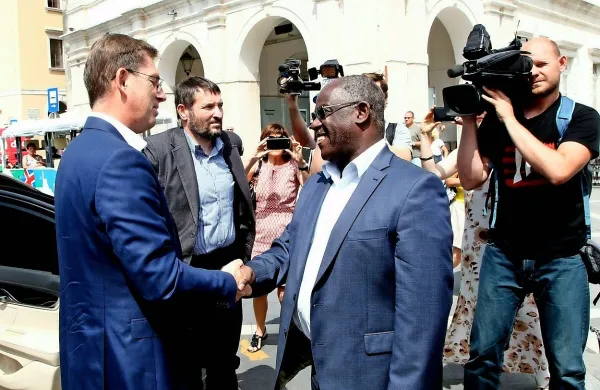 Na Tartinijevem trgu je premierja malo po 11. uri sprejel župan 
Peter Bossman.