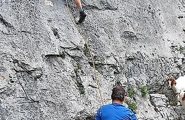 Krušljiva skala je presenetila izkušenega alpinista v Gradiški 
turi. Fotografija je simbolična.