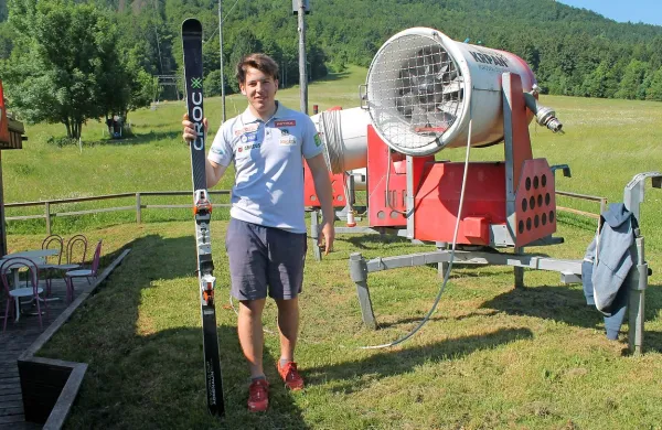 Matevž Rupnik ob vznožju Ski Bora, v Črnem Vrhu nad Idrijo, 
kjer se je začela njegova smučarska zgodba.