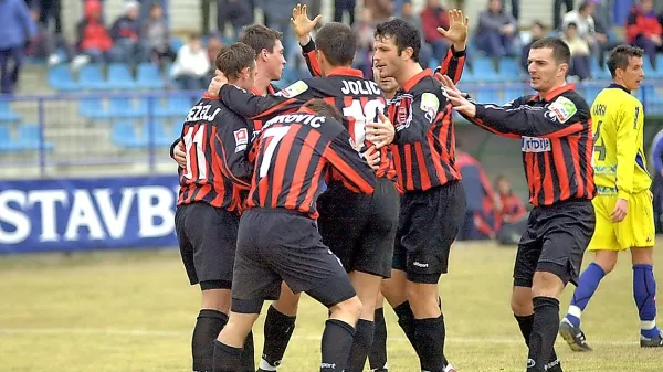 Tudi veselih trenutkov med nogometaši Primorja ni manjkalo. 
Fotografija je iz leta 2005,  ko krize še ni bilo.