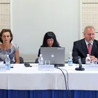 Iz leve proti desni Mojca Bole, Nives Kugonič Vrbič in Samar 
Petkovšek iz inštituta Erico ter sekretar na MInistrstvu za 
obrambo Miloš Bizjak in predstavnik občine Goran Blaško.