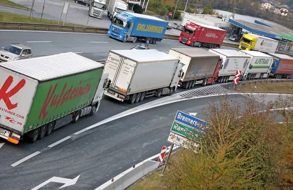 Avstrijsko obrambno ministrstvo je ob koncu tedna na 
Tirolsko že poslalo težko vojaško opremo, med njimi štiri 
oklepna vozila za zaprtje cest na območju mejnega prehoda 
na gorskem prelazu Brenner (na fotografiji).