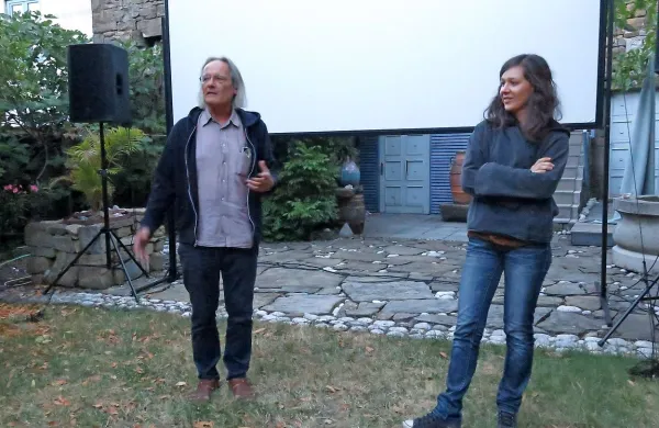 Pred projekcijama filmov sta zbrane pozdravila gostitelj Bratko Bibič in 
producentka dokumentarca Brezmejno Nika Gričar.  
