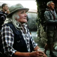 V filmu nastopi tudi pokojni posebnež in pevec Branko Barič iz Zazida. 