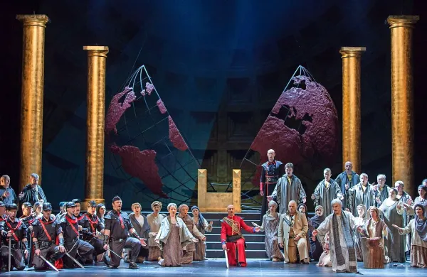 Pred  Lanthierijevim dvorcem bo  nastopila  več kot 100-članska zasedba SNG Opera in balet Ljubljana z gosti. 