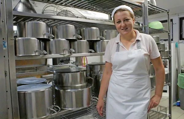 Tatijana Mušinovič, kuharska pomočnica, skrbi za posodo in “njeni” lonci se  svetijo kot novi.