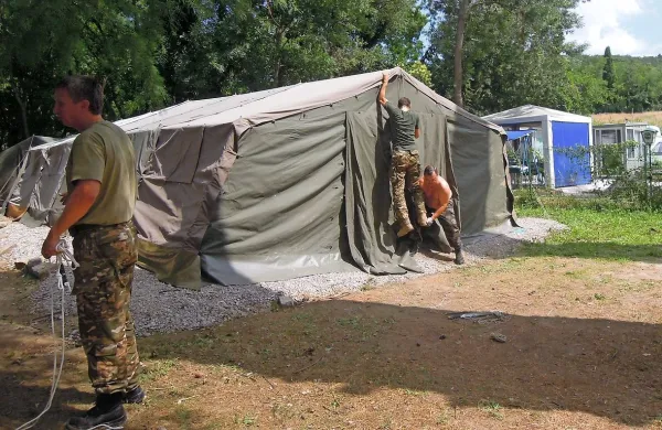 Pripadniki 430. mornariškega diviziona so včeraj na Sv. Katarini že 
postavili nove šotore.