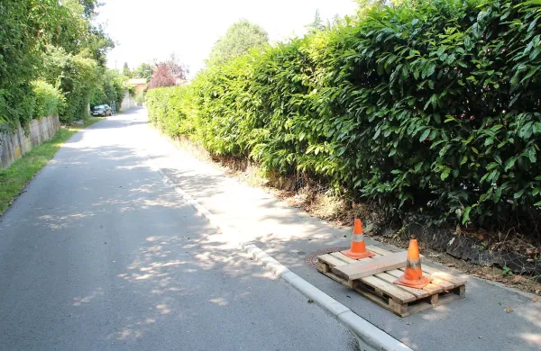 Moški je včeraj napadel dekle na tej točki v Gozdni poti, ki se 
vzpenja izza žusternskega bazena. 