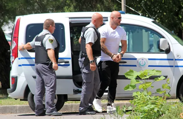 Ob strogih varnostnih ukrepih so zadnjega od priprtih obtoženih včeraj popoldne na sodišče iz koprskega zapora 
pripeljali vklenjenega Valona Hoxhaja.
