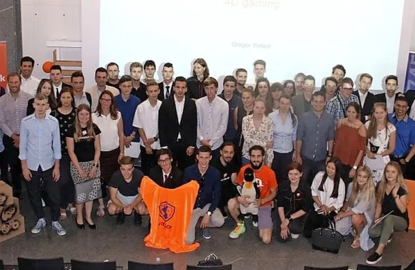 Na zaključni konferenci Ustvarjalnika sta se  med prvih šest 
uvrstili ekipi Najdiprakso.si in Glukagen, ki ju sestavljajo dijaki 
ilirskobistriške gimnazije in postojnskega šolskega centra. 