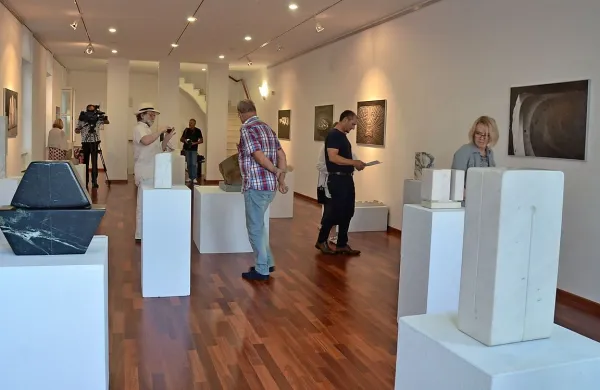 Spominska razstava ob 90. obletnici rojstva kiparja Janeza 
Lenassija bo v Pečaričevi galeriji na ogled do 3. avgusta. 