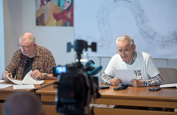 Pobudnik referenduma o zakonu o drugem tiru Vili Kovačič je 
poudaril, da je odlok DZ, da se referendum izvede 24. 
septembra, rezultat glasovalnega stroja. Ponovil je, da bi 
moral biti razpisan na dan predsedniških volitev.