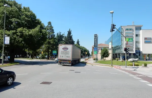 Občina in policija  naj bi v kratkem preprečili vožnjo težkih tovornjakov po centru mesta.   