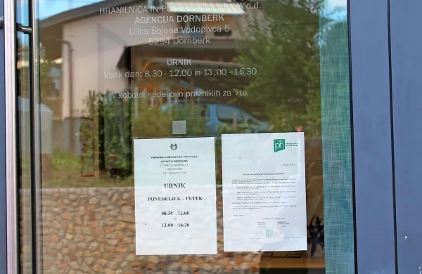 Na vratih poslovalnice že visi obvestilo o zaprtju. KS poziva vodstvo Primorske hranilnice, naj 
si premisli, a to je ne bo uslišalo, ker je   strank vse manj, poslovanje pa ni rentabilno. 