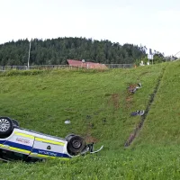 Voznik kombija je silovito trčil v  bok policijskega vozila. To je 
prebilo ograjo mostu in 30 metrov drselo proti Dravi, kjer se je 
ustavilo le pet metrov pred strugo Drave. 