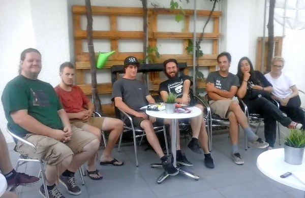 Borut Jerman (levo) je vodil sogovornike iz Indeja skozi 
preteklost in sedanjost Ustvarjalne platforme Inde.