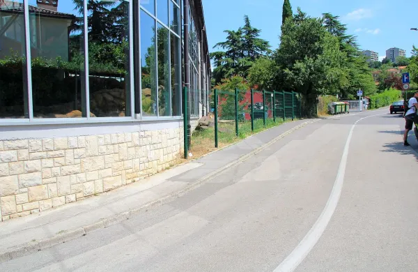 Policisti še iščejo neznanega napadalca, ki je  za bazenom v 
Žusterni napadel študentko iz Beograda.