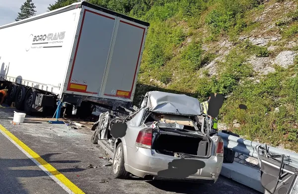 Romunska opel vectra se je zarila pod prikolico tovornjaka do 
zadnjih sedežev. 