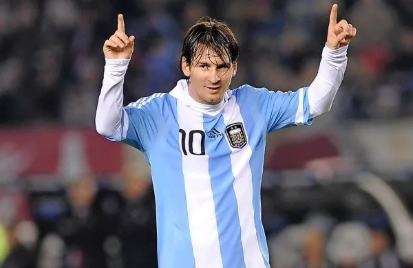 Dobitnik rekordnih petih zlatih žog za najboljšega nogometaša na svetu Argentinec Lionel Messi je podaljšal pogodbo s španskim velikanom Barcelono do 30. junija 2021.