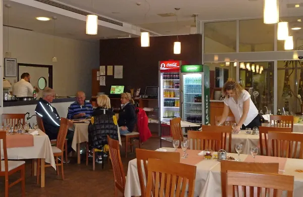 Delovno sodišče je pritrdilo osmim odpuščenim delavcem 
Lipice Turizem  in ugotovilo, da so bile odpovedi pogodb o 
zaposlitvi nezakonite.  Kobilarni Lipica je naložilo plačilo  
povračil.