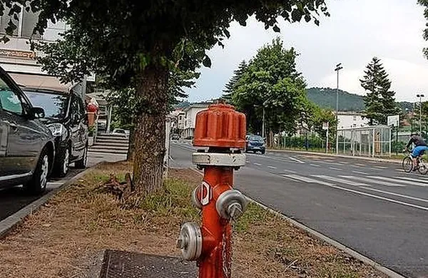 Tarča vodnih tatov so tudi hidranti v večjih naseljih in celo v 
Postojni.